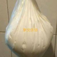 将奶油装入食品保险袋内，上面打结，下面剪个洞，就像裱花袋似得