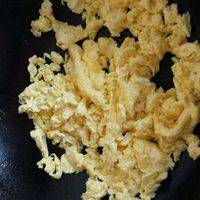 油到了八分热倒入鸡蛋用筷子快去划散，倒入碗里备用