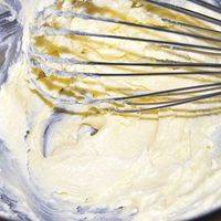 用打蛋器搅拌至黄油松发变白