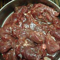 牛肉切片加入10ML生抽，5ML黃酒，白糖、油、生粉醃20分鐘左右