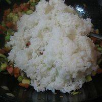 倒入米饭翻炒匀。