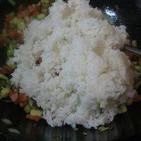 倒入米饭翻炒匀。