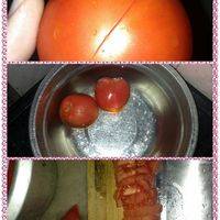 1番茄轻划一圈浅浅的刀痕、放入沸水加热捞出去掉外皮。2把去好皮的番茄切碎、随意大小。