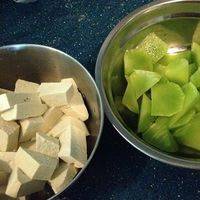 豆腐和莴苣切小块
