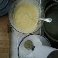 蛋黄继续加20ml橄榄油，搅拌均匀，再加入低粉。