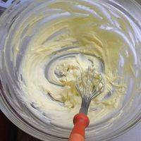 黄油软化后，加入糖粉打发至顺滑，稍稍发白