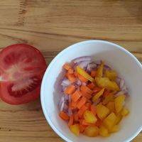 把洋葱，胡萝卜，彩椒，西红柿切碎…