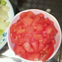 西红柿用开水一烫，去皮，切丁备用。