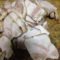 肉切成薄片，冻过的肉超级好切啊