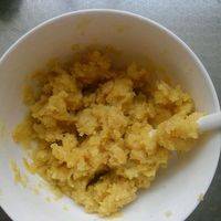 红薯和紫薯切片上锅蒸熟压成泥，加蜂蜜和糖