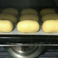 面包坯放入烤箱中，烤盘下放一盆开水进行二次发酵。注意水温降低后及时把水再次加热，保持烤箱的温度和湿度。