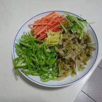乌江榨菜片、菜椒、胡萝卜、葱、姜分别切丝
