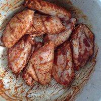 将洗好的鸡翅腌制5个小时以上味道最好