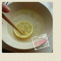 为了让水入味，用筷子把柠檬插几下。(小心不要插到柠檬皮。如果插到的话，柠檬水会变苦涩！！)