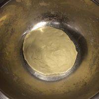高筋粉+白糖+牛奶+酵母+盐先混合，最后+软化的黄油揉出筋。