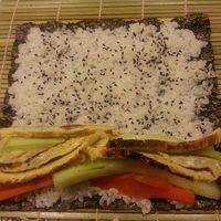 海苔上铺米饭，注意米饭有一厘米厚足够了，多卷点菜吧