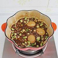 放入鸡蛋和能没过鸡蛋的清水。锅子烧开后转中小火焖煮1个小时左右。

