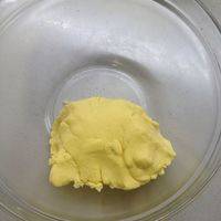 步骤1中的面粉混合物加入到步骤4中，用手混匀，无生粉不粘手
