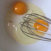 一个鸡蛋加一个蛋黄打散。