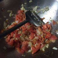 加入番茄粒，翻炒，至出汁