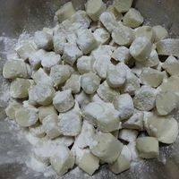 切好后洒少许干粉防止粘一起