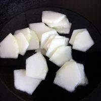 把冬瓜切片放入锅内，加适量的水跟姜片，盖上锅盖