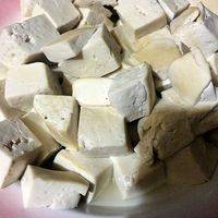 将豆腐切成块状,放入锅内加水煮开盛出备用,水里加一点点盐.