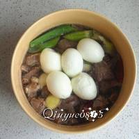 也可放几个鸡蛋，放浸过牛肉的适量水，插电，根据自己锅具掌握时间。