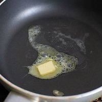 取一个较小的平底锅（我用的是20CM的），将黄油融化。
