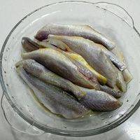 黄鱼去头加工好，放盐料酒腌2小时