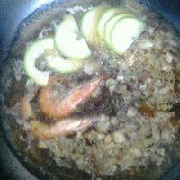 老汤入锅调味，把虾和菜入过煮熟，盛出待用。
