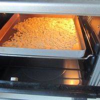  将杏仁片平铺在烤盘上，放入预热好180度的烤箱中烘烤3-5分钟， 直至杏仁片变为金黄色；