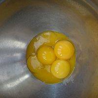 蛋白和蛋黄分开，放入干净盆中，蛋黄加糖30克打发直发白，加入色拉油和水拌匀