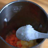 加适量糖，根据自己的口味和机子容量的大小调整实际用量。