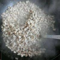 锅里放油，油热后放入生姜末，五花肉丁煸炒至五花肉出油