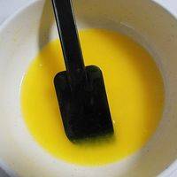 制作金宝酥粒：黄油室温软化后加入粉类和白糖用手搓匀成碎粒状备用；