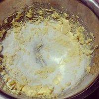 软化好的黄油用电动打蛋器打散，之后加入细砂糖，继续搅打混合。