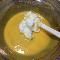 加入三分之一蛋白入蛋黄糊中上下搅拌，同样不可打圈。