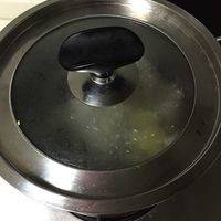 瘦肉洗干净切大块，葱姜瘦肉和水一起放锅里煮。