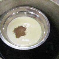 淡奶油隔水加热放入食用明胶。