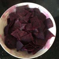 紫薯洗净 去皮切片 用蒸锅蒸 蒸至紫薯用筷子轻轻一捅就透