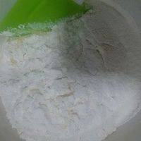 筛入低粉和玉米粉混合物。