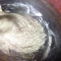 取部分混合米粉加入艾叶水中，边煮边用木铲搅拌，直至成了熟米粉团。