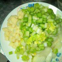 土豆、芹菜、洋葱切丁备用。另备一锅开着水。