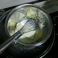 把奶油奶酪和牛奶放进一个盆里，把盆隔水加热搅拌直到没有颗粒，再加入黄油搅拌到细滑