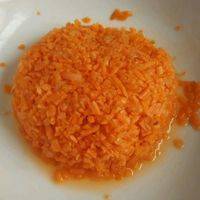 胡萝卜切丁，放盐腌制3～5分钟