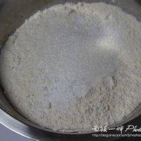 将低筋粉和无铝泡打粉过筛混合，再加入细砂糖和盐拌匀。