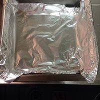 烤肠在微波炉里解冻的时候，把烤盘里铺好铝铂纸，烤箱预热！
