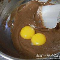 加入两个蛋黄，继续搅打至均匀。