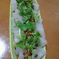 这小菜用来下酒，那真是无以言表啊，皮冻不肥不腻，Q弹滑嫩，酸爽可口，美容佳品呀！不多说了，先吃喽，下手晚了就没份了！